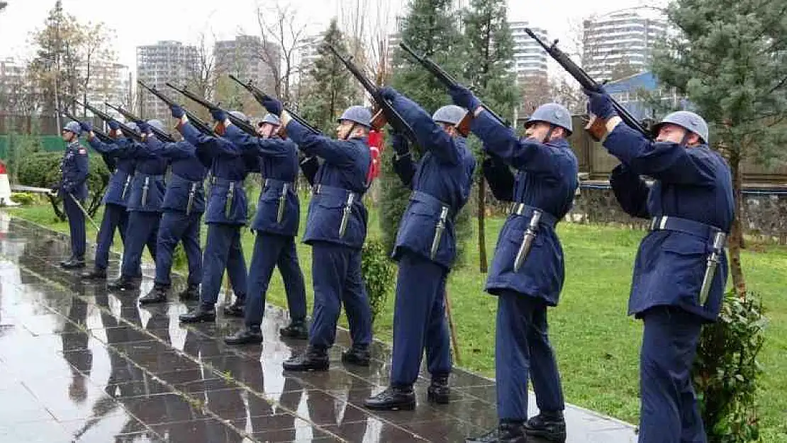 Diyarbakır'da 18 Mart kahramanları tüfek atışıyla anıldı