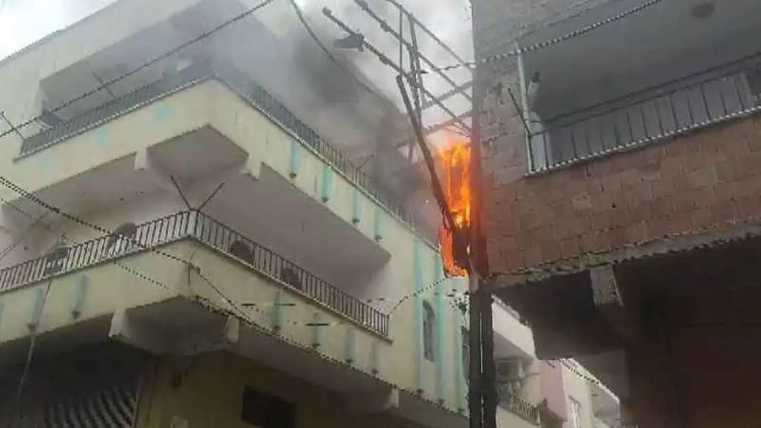 Şanlıurfa'da elektrik direğinde korkutan yangın