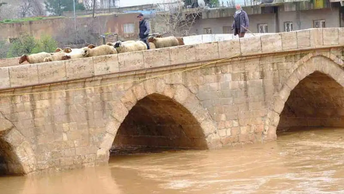 Mardin'de yağışla birlikte tarihi Dunaysır Köprüsü'nün debisi yükseldi