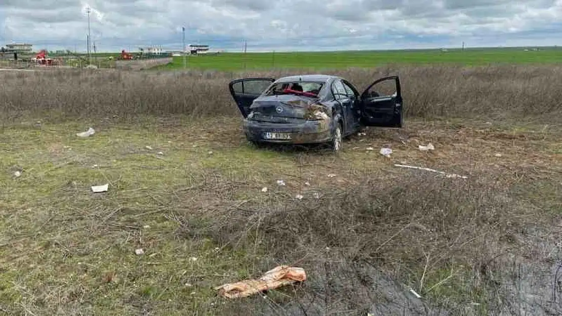 Diyarbakır'da otomobil şarampole yuvarlandı: 1'i ağır 3 yaralı