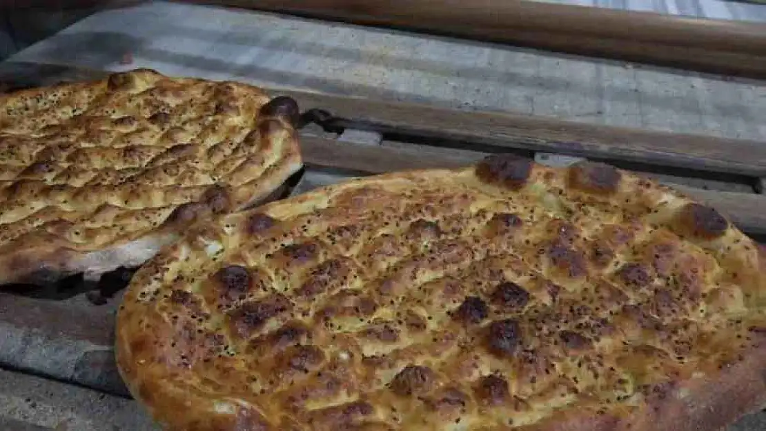 Siirt'te fırınlarda Ramazan pidesi mesaisi