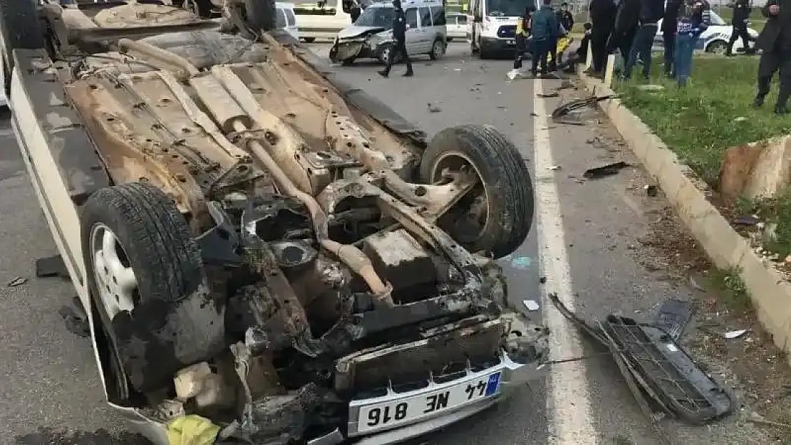 Sanayi kavşağında çarpışan iki araçtan biri takla attı: 2 yaralı