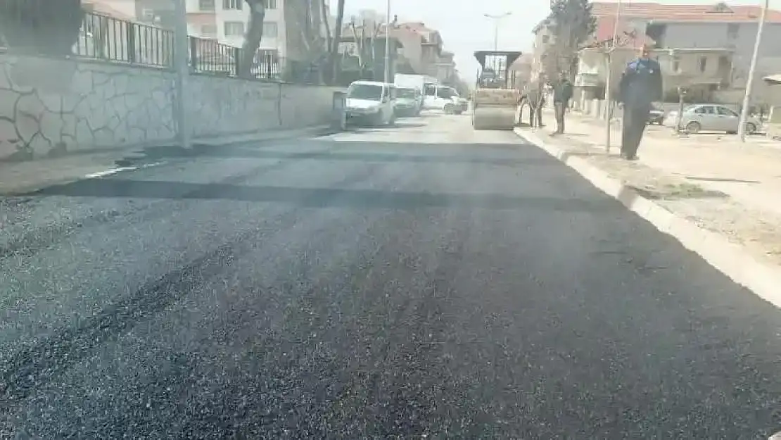 Gölbaşı Belediyesi Gazi Caddesini asfaltlıyor