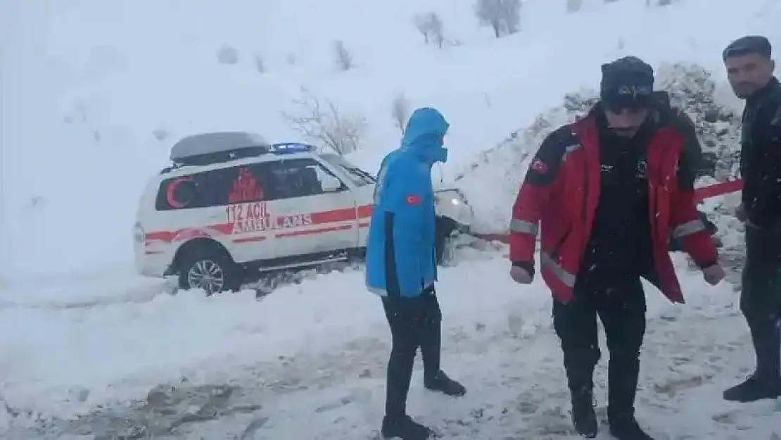 Siirt'te kardan kapanan yolda mahsur kaldığı araçlar kurtarıldı