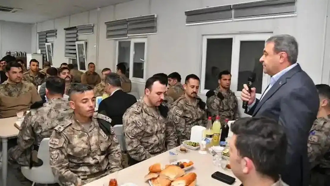 Suriye'nin kuzeyindeki Türk güvenlik güçleri iftarda bir araya geldi