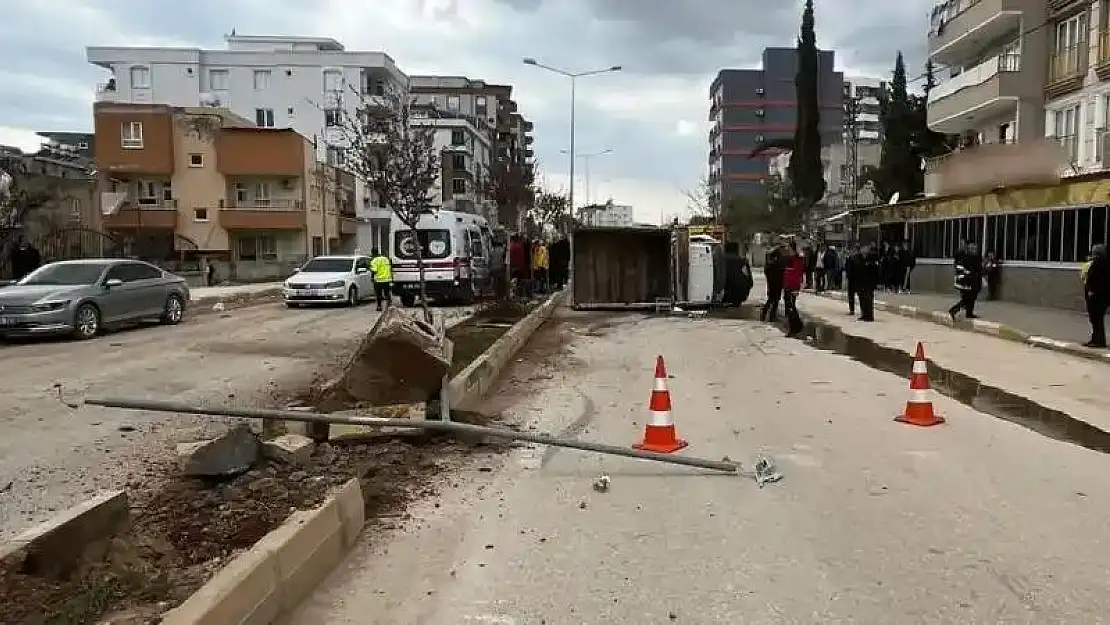 Ehliyetsiz sürücünün kullandığı kamyonet devrildi