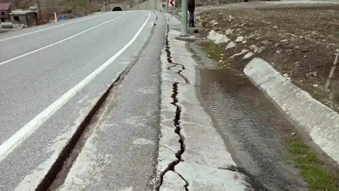 Şırnak-Hakkari yolu çökme nedeniyle trafiğe kapatıldı