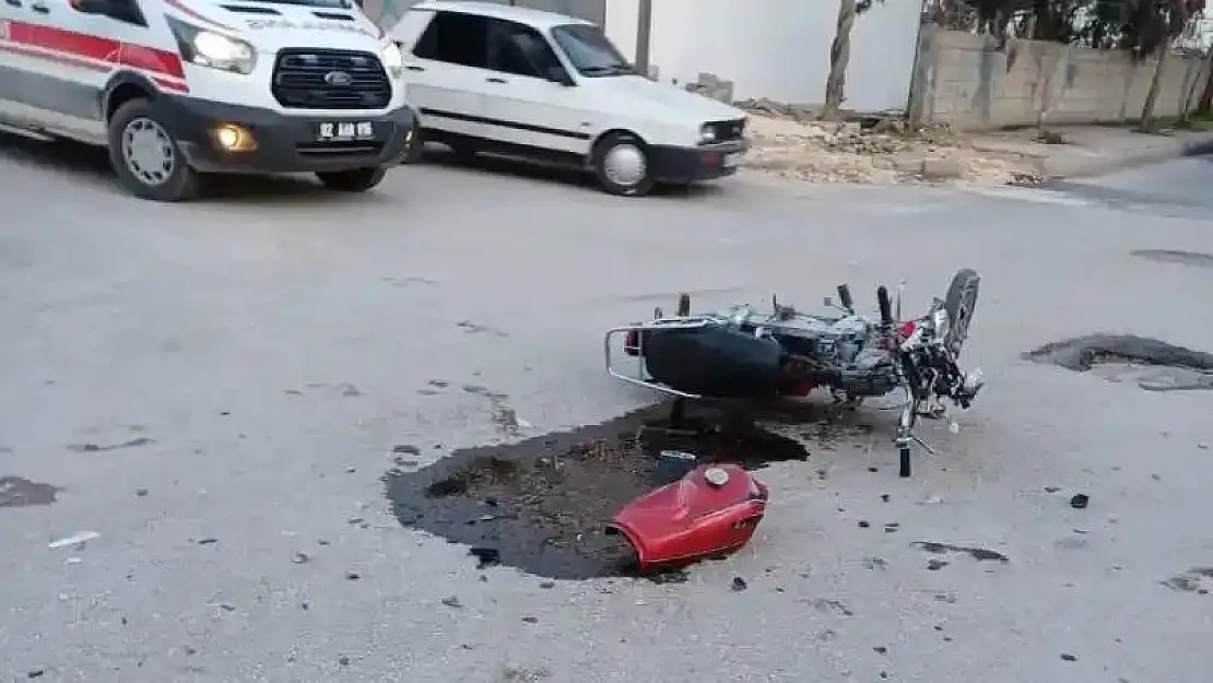 Motosikletle otomobil çarpıştı: 1'i ağır 2 yaralı