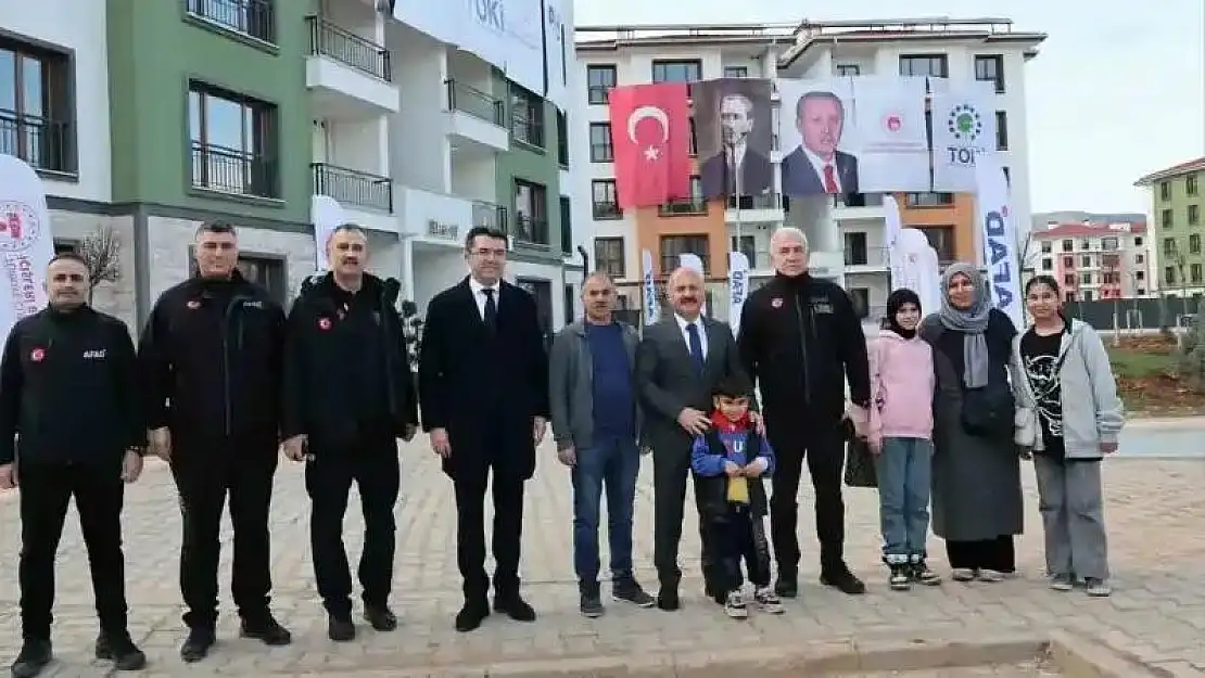 Vali Varol, kalıcı deprem konutlarını inceledi