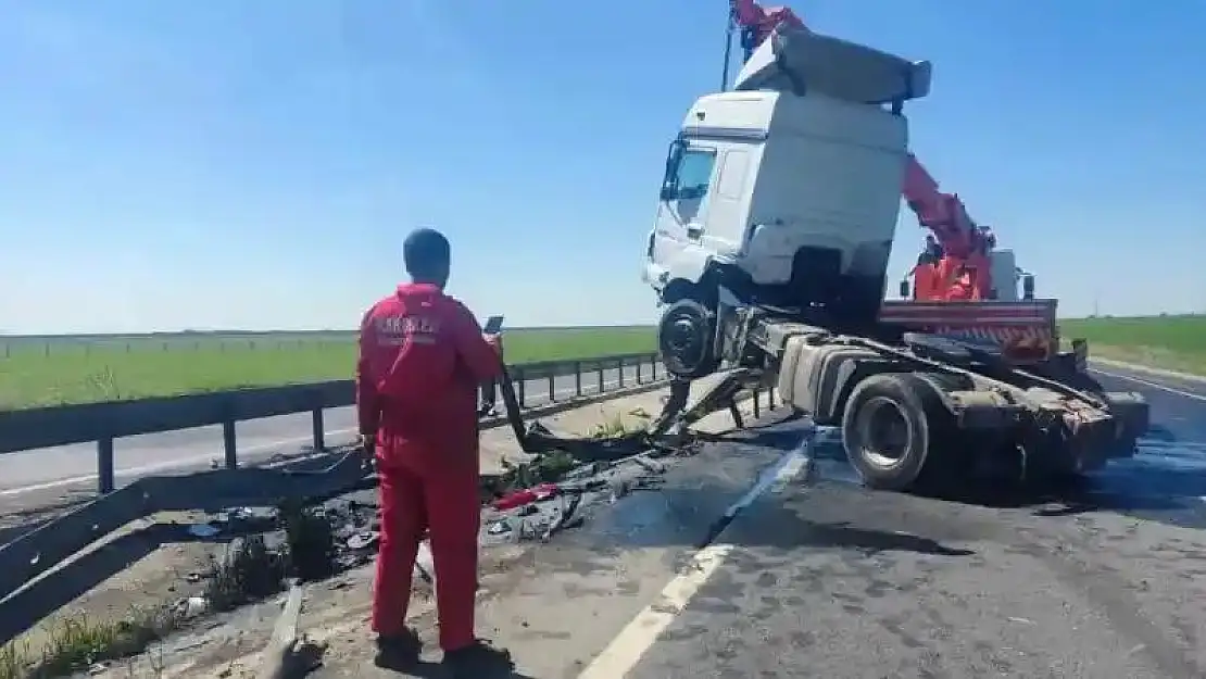 Mardin'de bariyerlere çarpan tır sürücüsü yaralandı