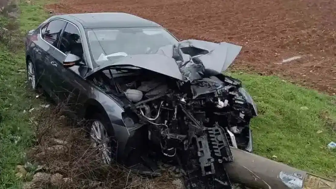 Otomobil sürücüsü beton direğe çarparak durabildi: 4 yaralı