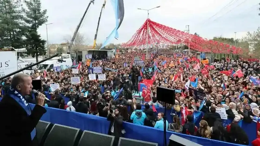 Cumhurbaşkanı Recep Tayyip Erdoğan: 'Türkiye zübük siyasetin acılarını çok çekti. Diyarbakır huzuru da özgürlüğü de yatırımı da hizmeti de refahı da AK Parti döneminde görmedi mi? Onlar sizin iradenizle seçtiğiniz belediye başkanlarını dağdan getirdikleri