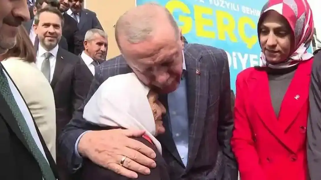 Cumhurbaşkanı Erdoğan, miting sonrası yaşlı teyze ile sohbet etti