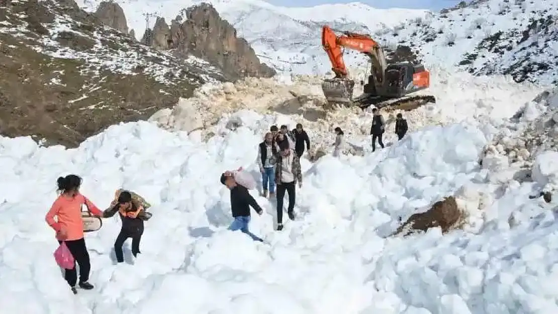 Beytüşşebap'ta öğrenciler çığın düştüğü yolu aşarak okula gidiyor