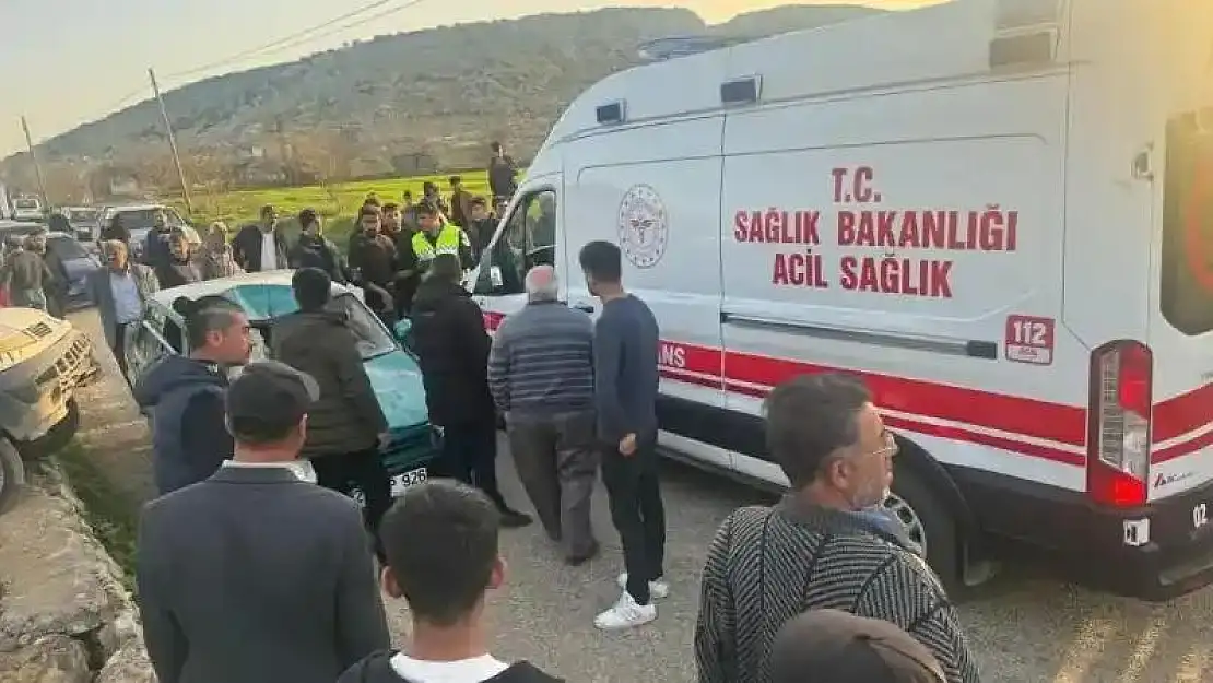 Hafif ticari araç ile otomobil çarpıştı: 1 yaralı