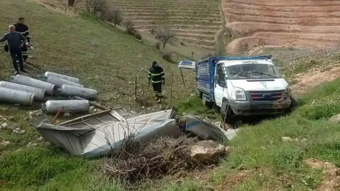 Siirt'te tüp kamyoneti devrildi, facianın eşiğinden dönüldü: 2 yaralı