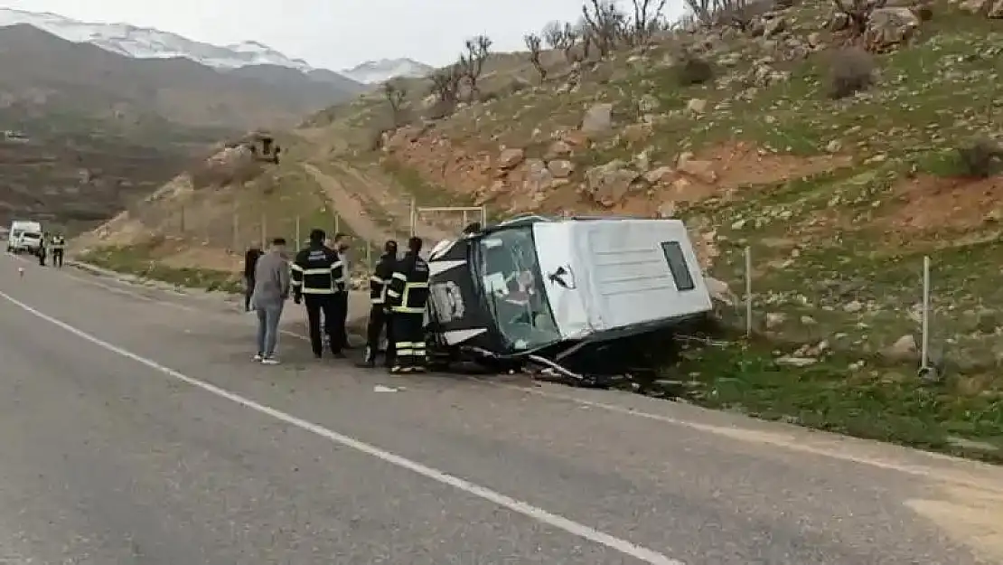 Siirt'te öğrenci minibüsü devrildi: 1 ölü, 6 yaralı