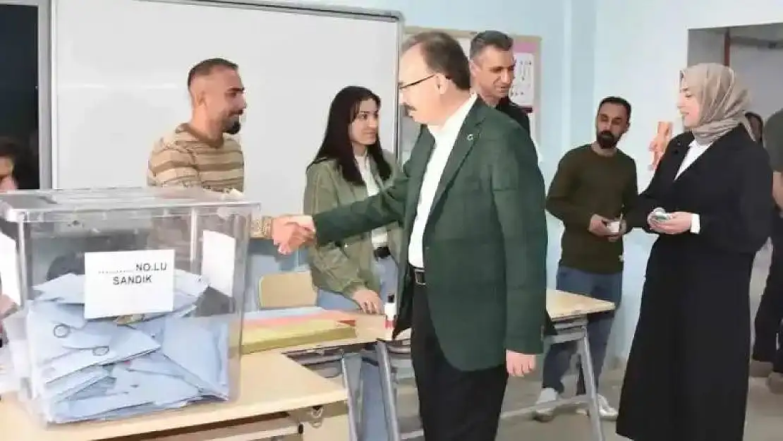 Siirt Valisi Dr. Kemal Kızılkaya, eşi ile birlikte oy kullandı