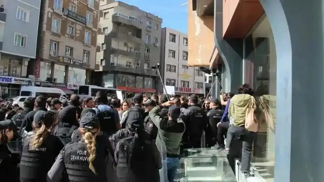 Şırnak'ta izinsiz yürüyüşe polis müdahalesi: 11 gözaltı