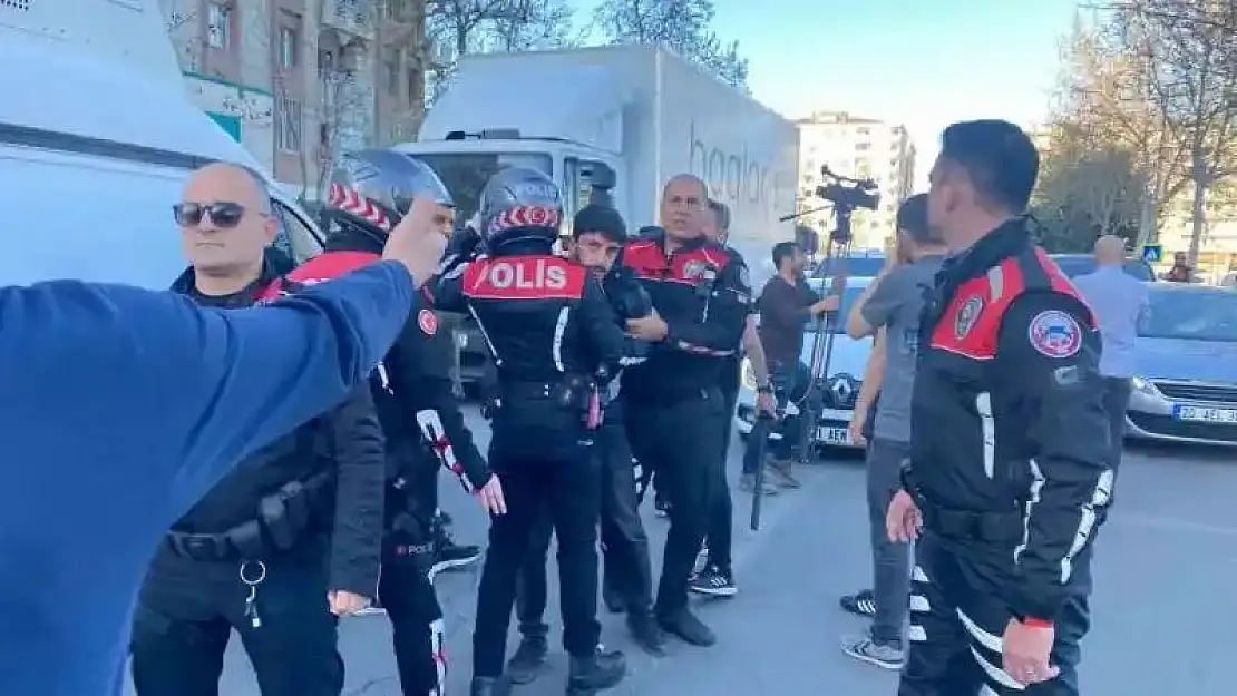 Diyarbakır'da izinsiz yürümek isteyen DEM'lilere polis müdahalesi