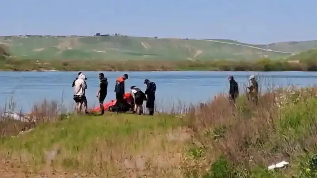 Cizre'de Dicle Nehri'nde kaybolan genci arama çalışmaları devam ediyor