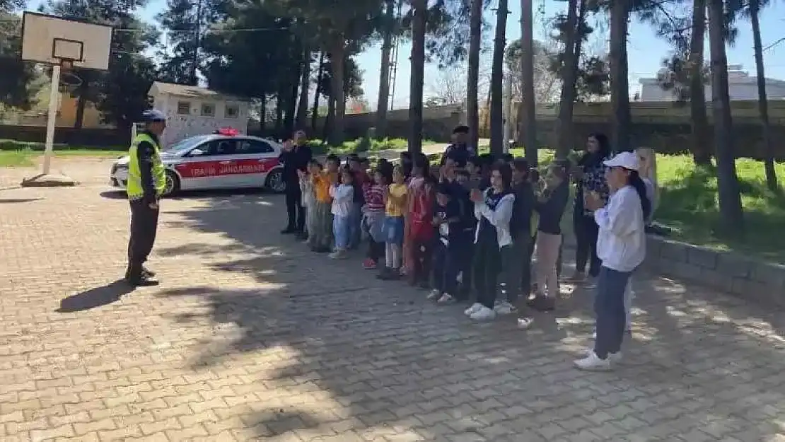 Jandarmadan ilkokul öğrencilerine temel trafik eğitimi