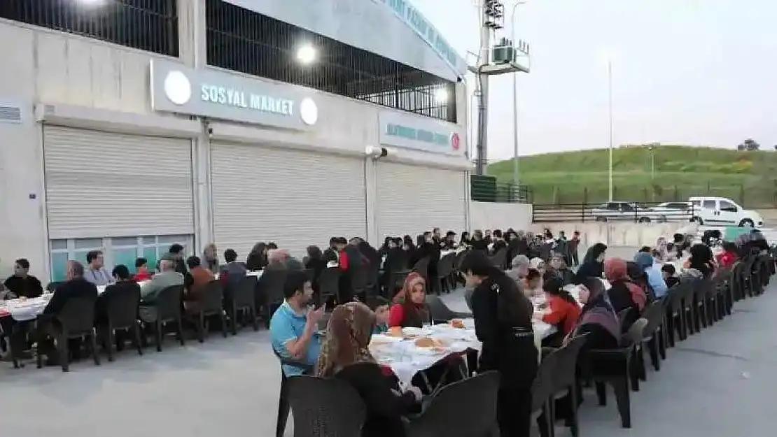 Haliliye'de vatandaşlar iftar sofrasında buluşuyor