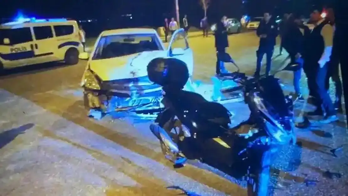 Otomobille çarpışan motosikletin sürücüsü ağır yaralandı
