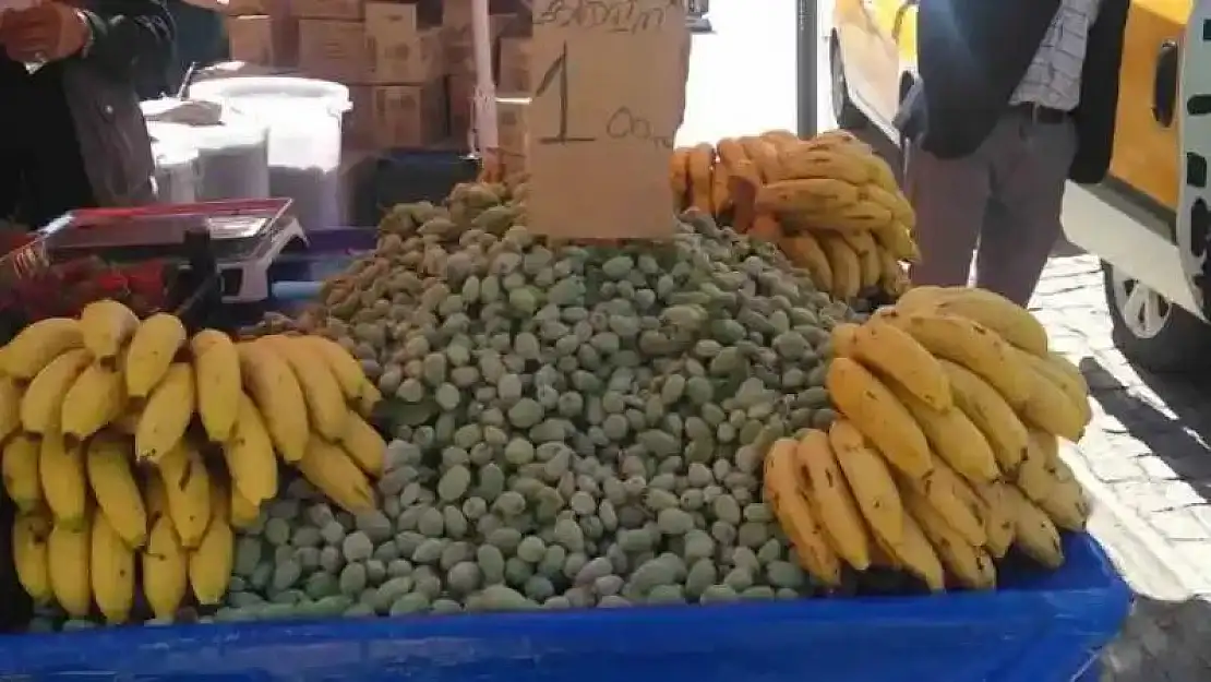 Diyarbakır'da tezgaha çıkartılan çağla 100 liradan satılıyor