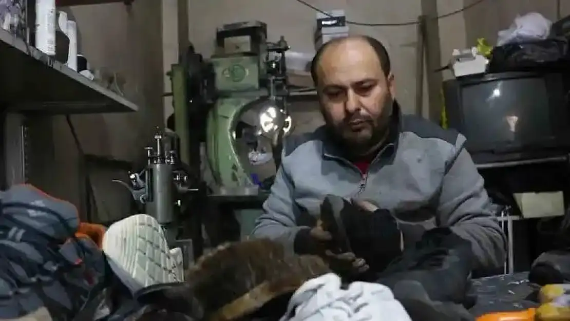 4 metrekarelik dükkanda 32 yıldır ayakkabı tamir ediyor