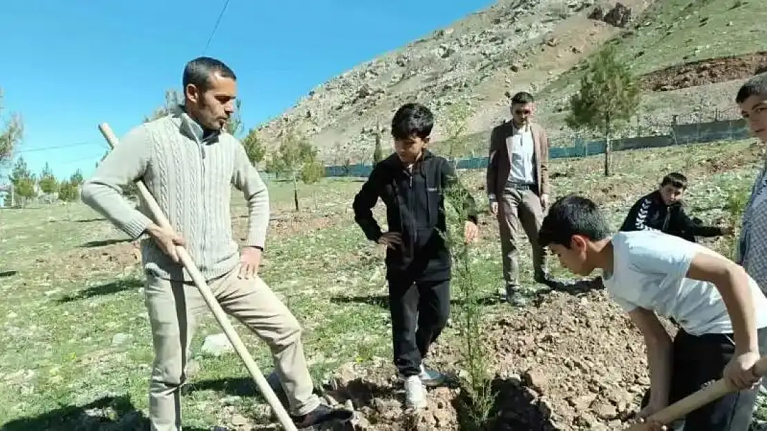 Sason'da öğretmen ve öğrenciler fidan dikimini geleneksel hale getirdi