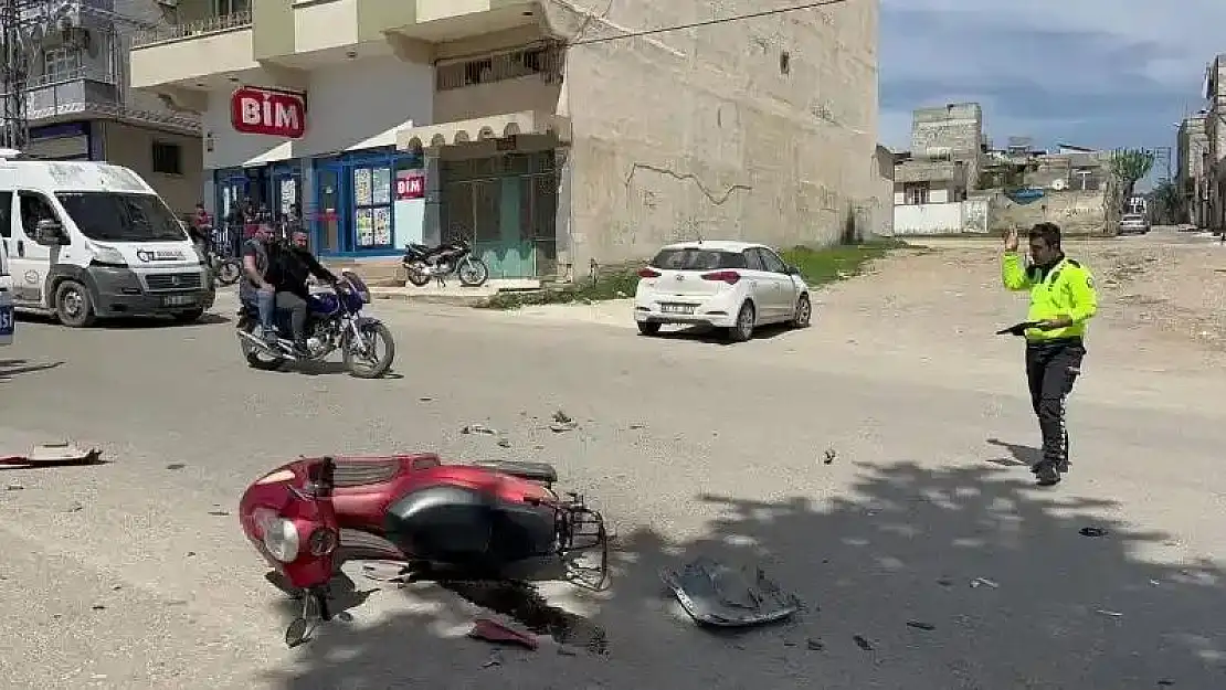 Kilis'te motosiklet ile otomobil kafa kafaya çarpıştı:1 yaralı