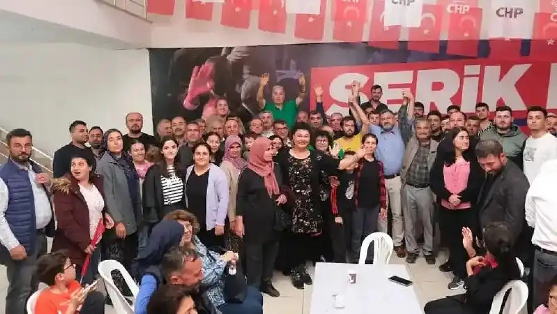 Başkan Kumbul Seçim Ofisinde Tebrikleri kabul etti