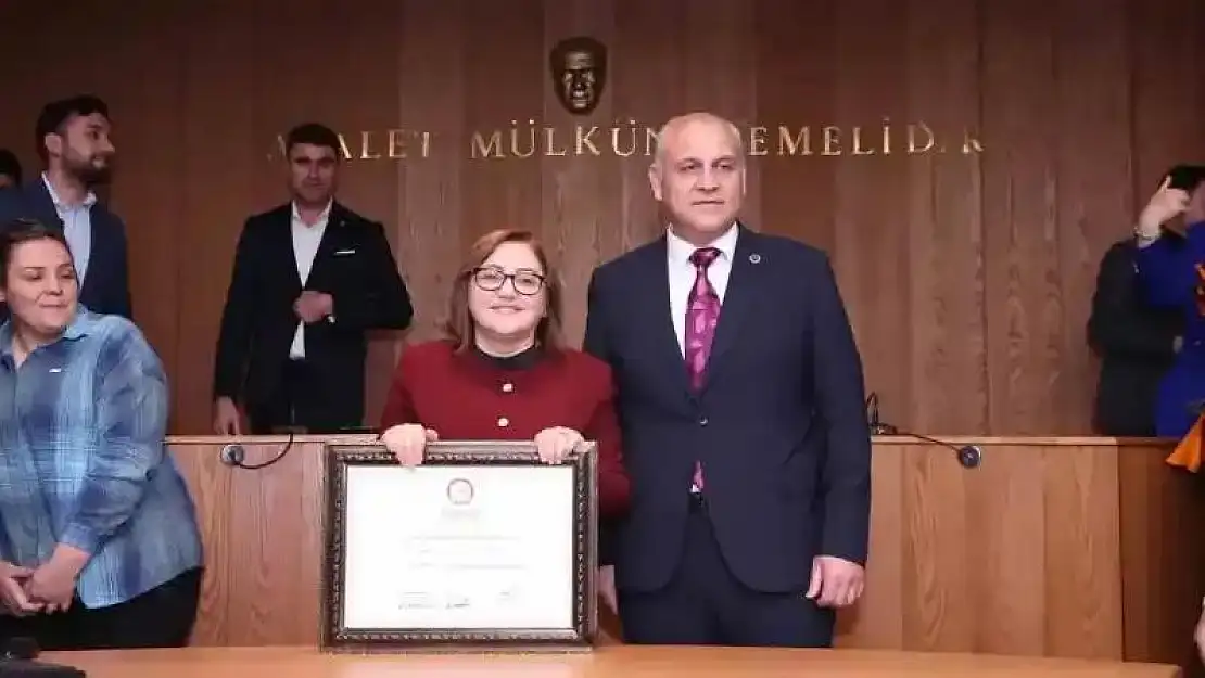 Fatma Şahin mazbatasını aldı