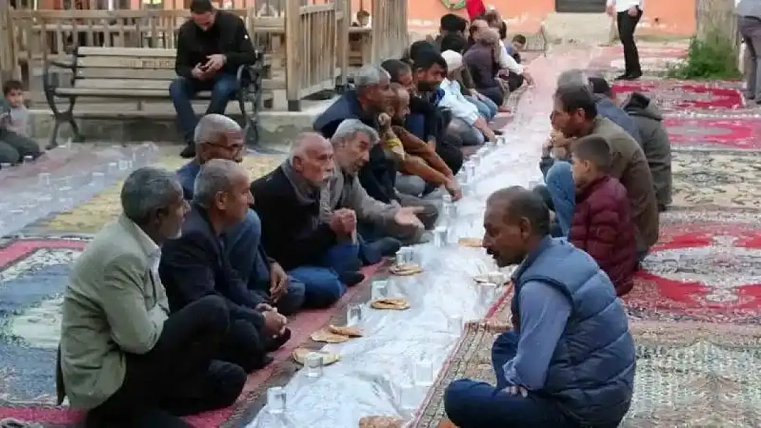 Diyarbakır'da yüzlerce medrese talebesi iftarda buluştu