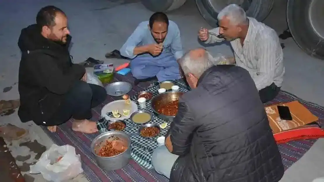 Tır şoförleri Habur Sınır Kapısında sıra beklerken iftar açıyor