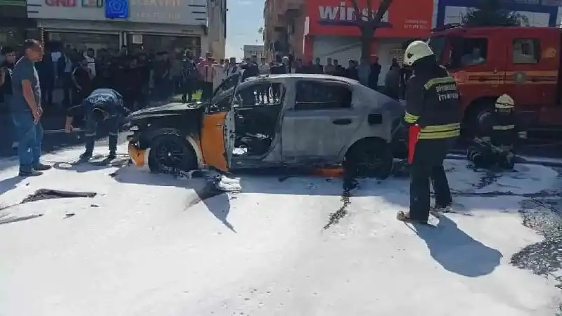 Hareket halindeki ticari taksi alev alev yandı