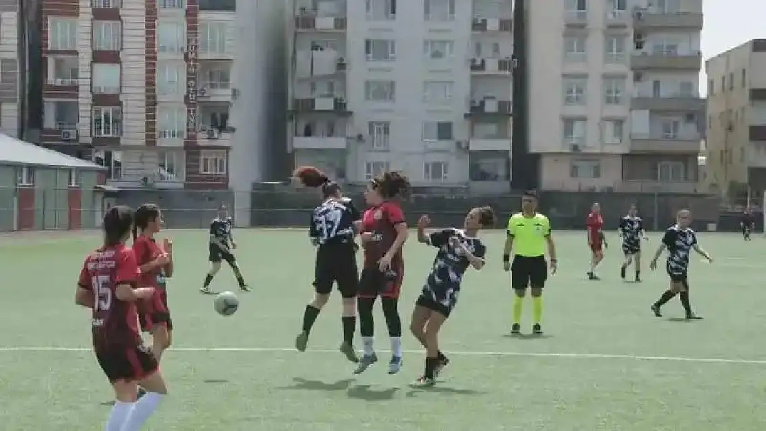 Cizre kadın futbol takımı, Bitlis'i 3-2 yendi