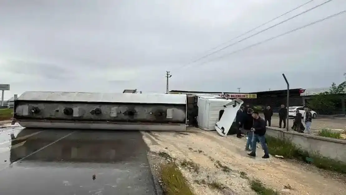 Devrilen tanker yolu trafiğe kapattı