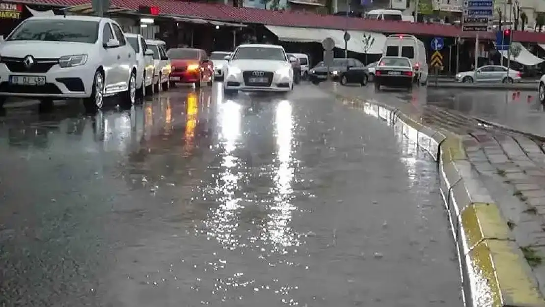 Şanlıurfa'da sağanak yağış etkili oluyor