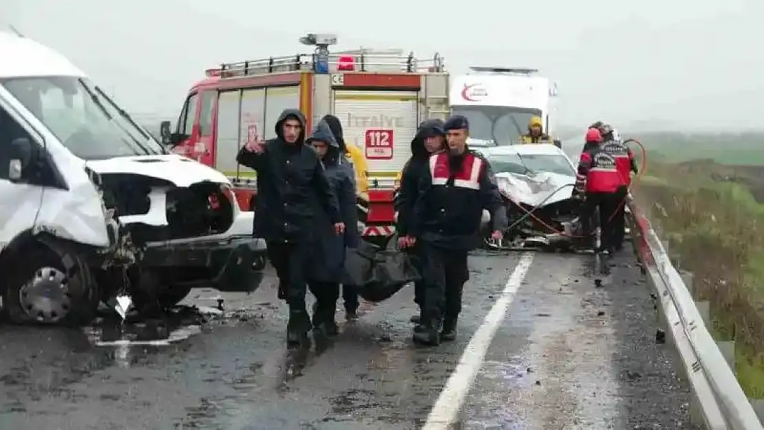 Diyarbakır'da feci kaza: 3 ölü, 2'si ağır 5 yaralı