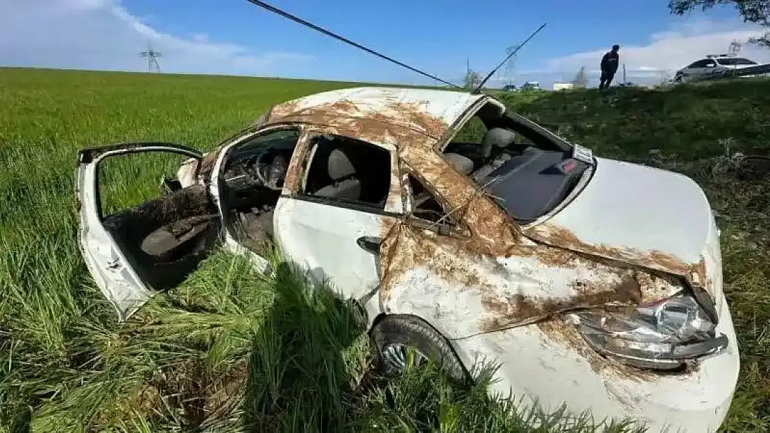 Otomobil taklalar atarak tarlaya yuvarlandı: 1 yaralı