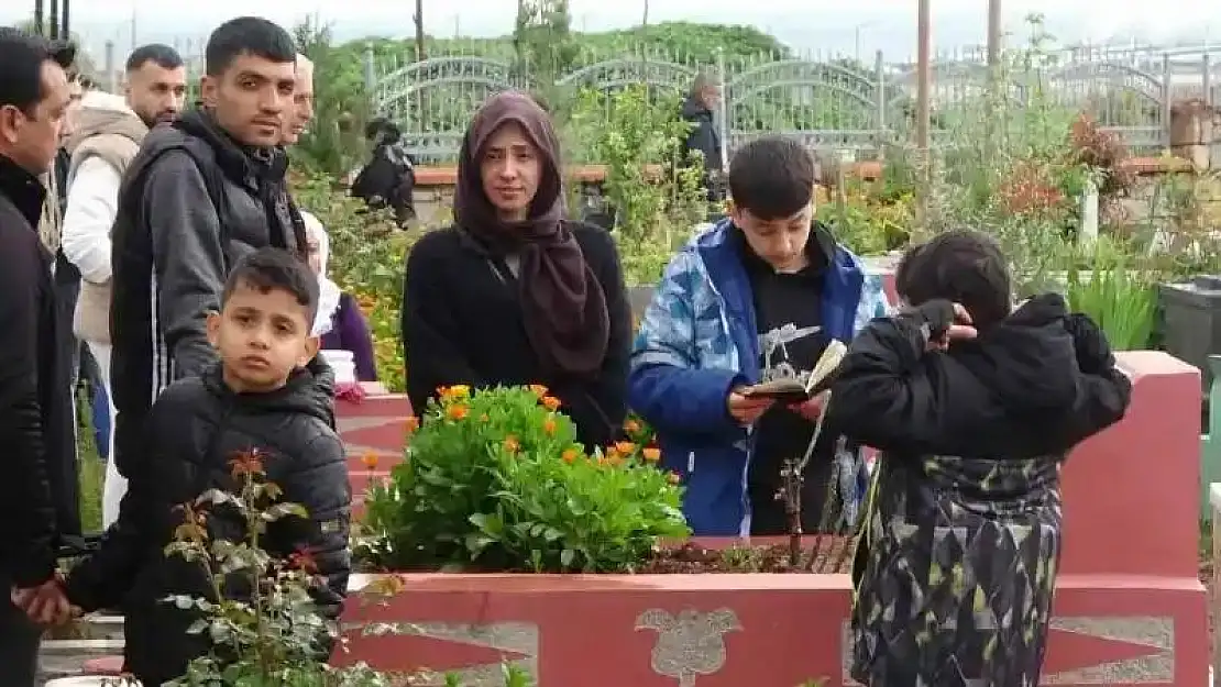 Diyarbakır'da deprem mezarlığında hüzünlü bayram ziyareti