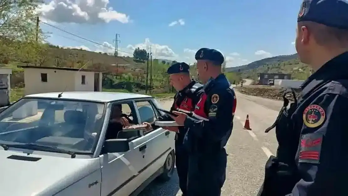 Jandarma sürücülere şeker ve kolonya ikram etti