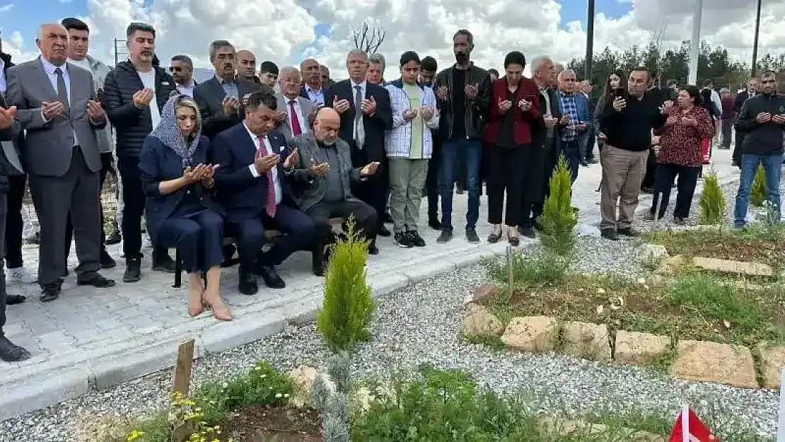 Başkan Yıldırım'dan deprem şehitliğine ziyaret