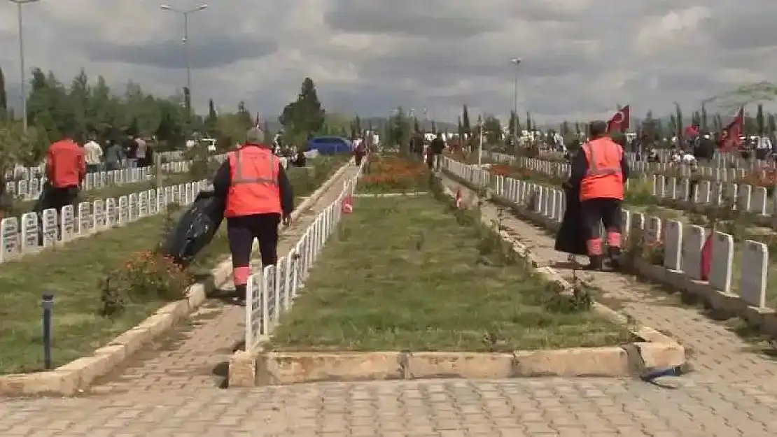 Acı dolu yürekleriyle görevlerinin başındalar