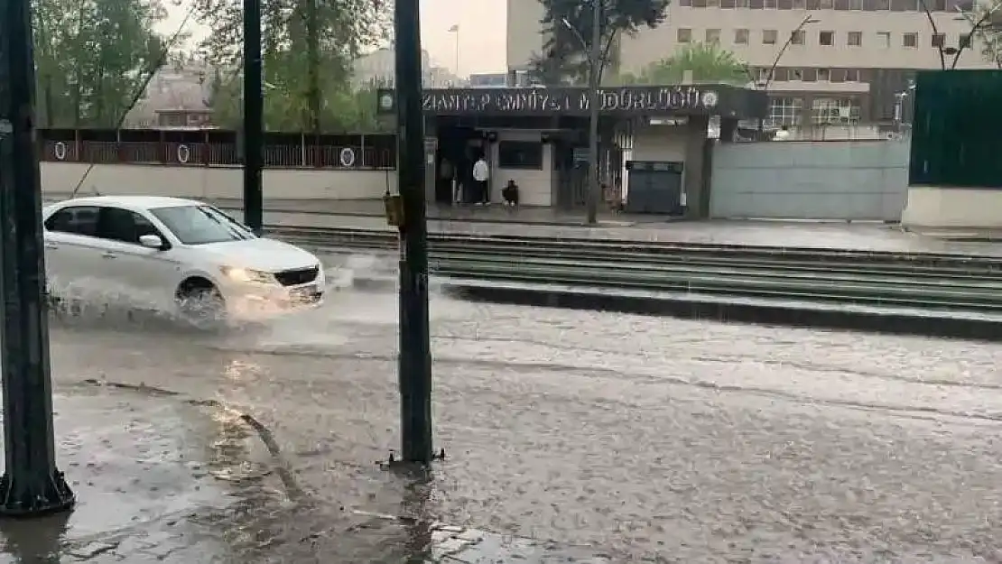 Aniden bastıran sağanak yağış sürücülere zor anlar yaşattı