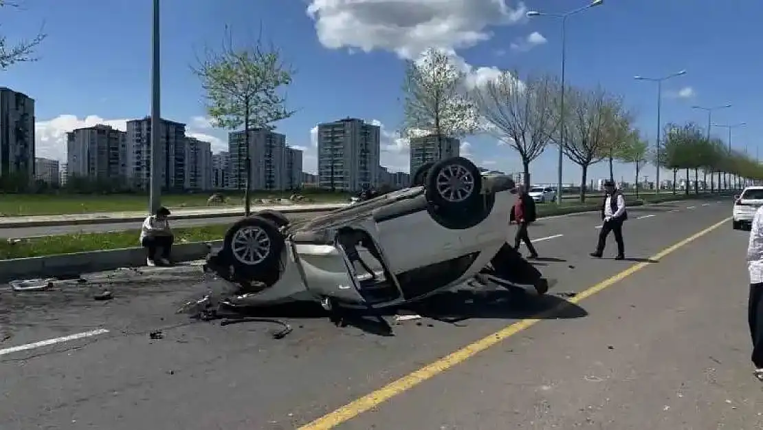 Diyarbakır'da iki otomobil çarpıştı: 6 yaralı