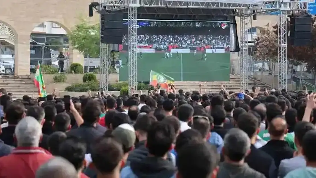 Diyarbakır'da binlerce taraftar dev ekranda maç keyfi yaptı