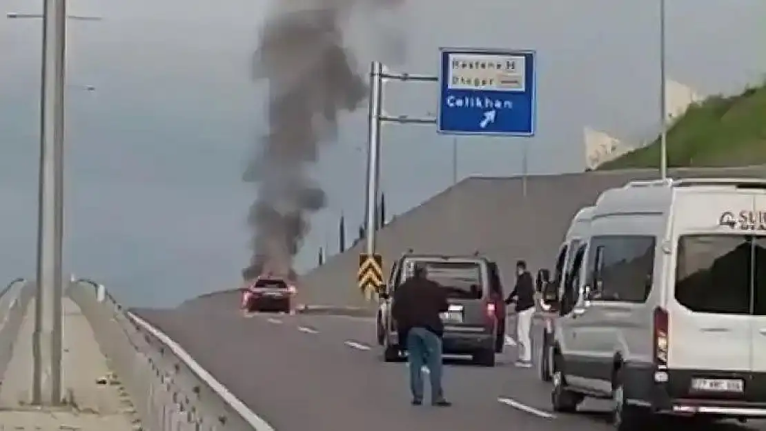 Adıyaman'da Seyir halindeki otomobil yandı